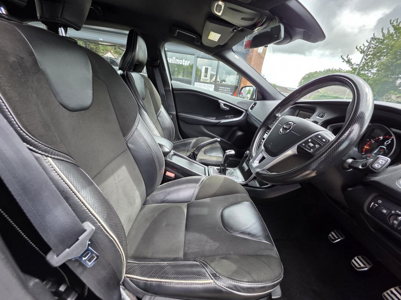 Volvo V40 2.0 T2 R-Design Euro 6 (s/s) 5dr - Picture 17 of 21