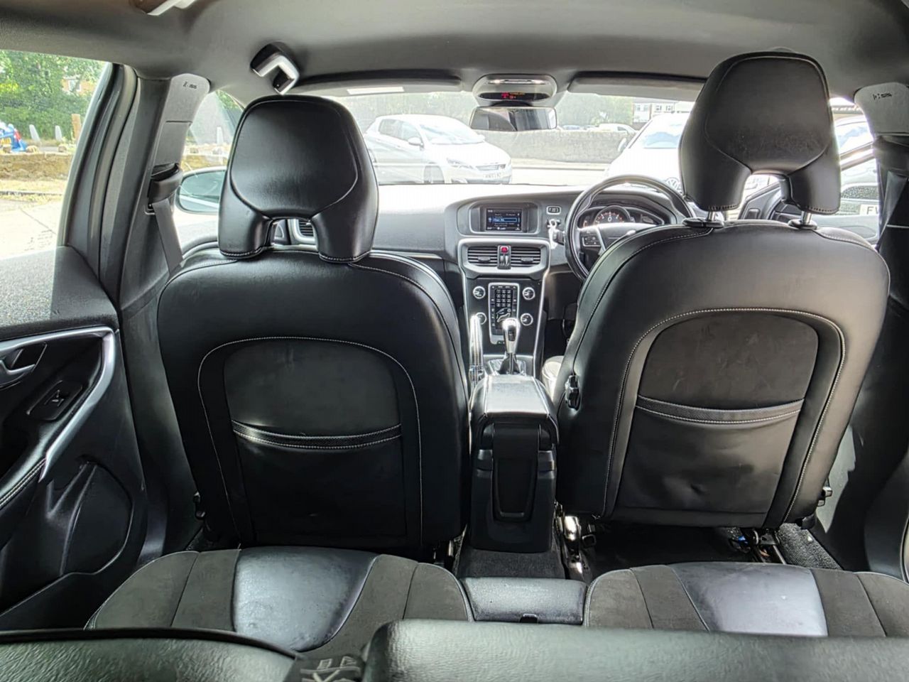 Volvo V40 2.0 T2 R-Design Euro 6 (s/s) 5dr - Picture 18 of 21