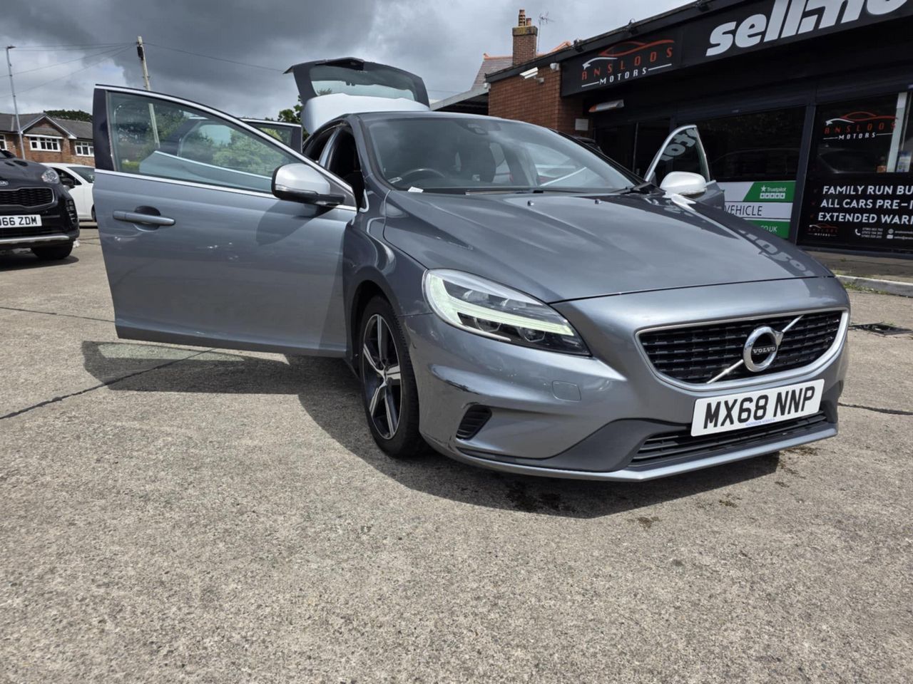 Volvo V40 2.0 T2 R-Design Euro 6 (s/s) 5dr - Picture 1 of 21