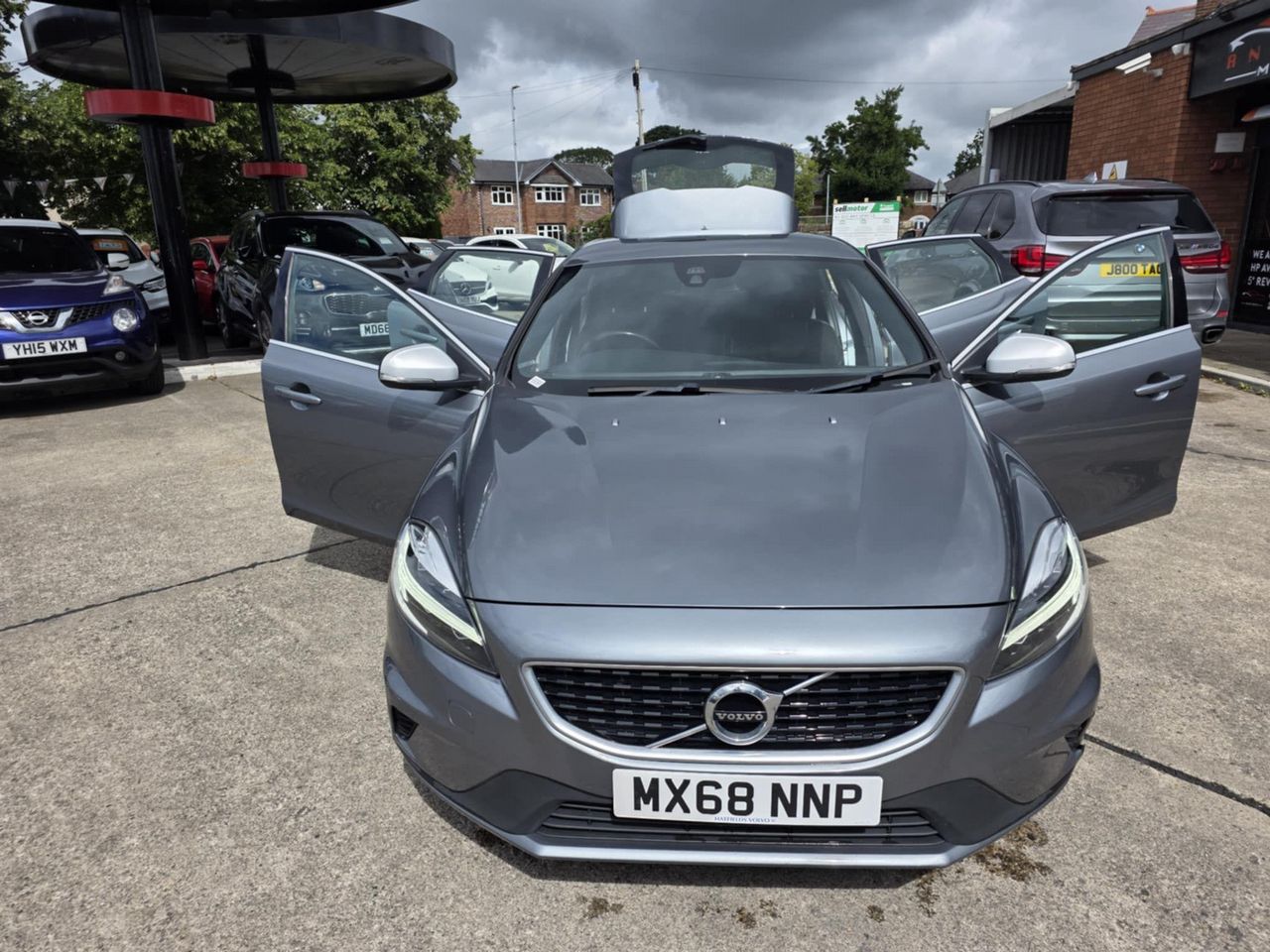 Volvo V40 2.0 T2 R-Design Euro 6 (s/s) 5dr - Picture 2 of 21
