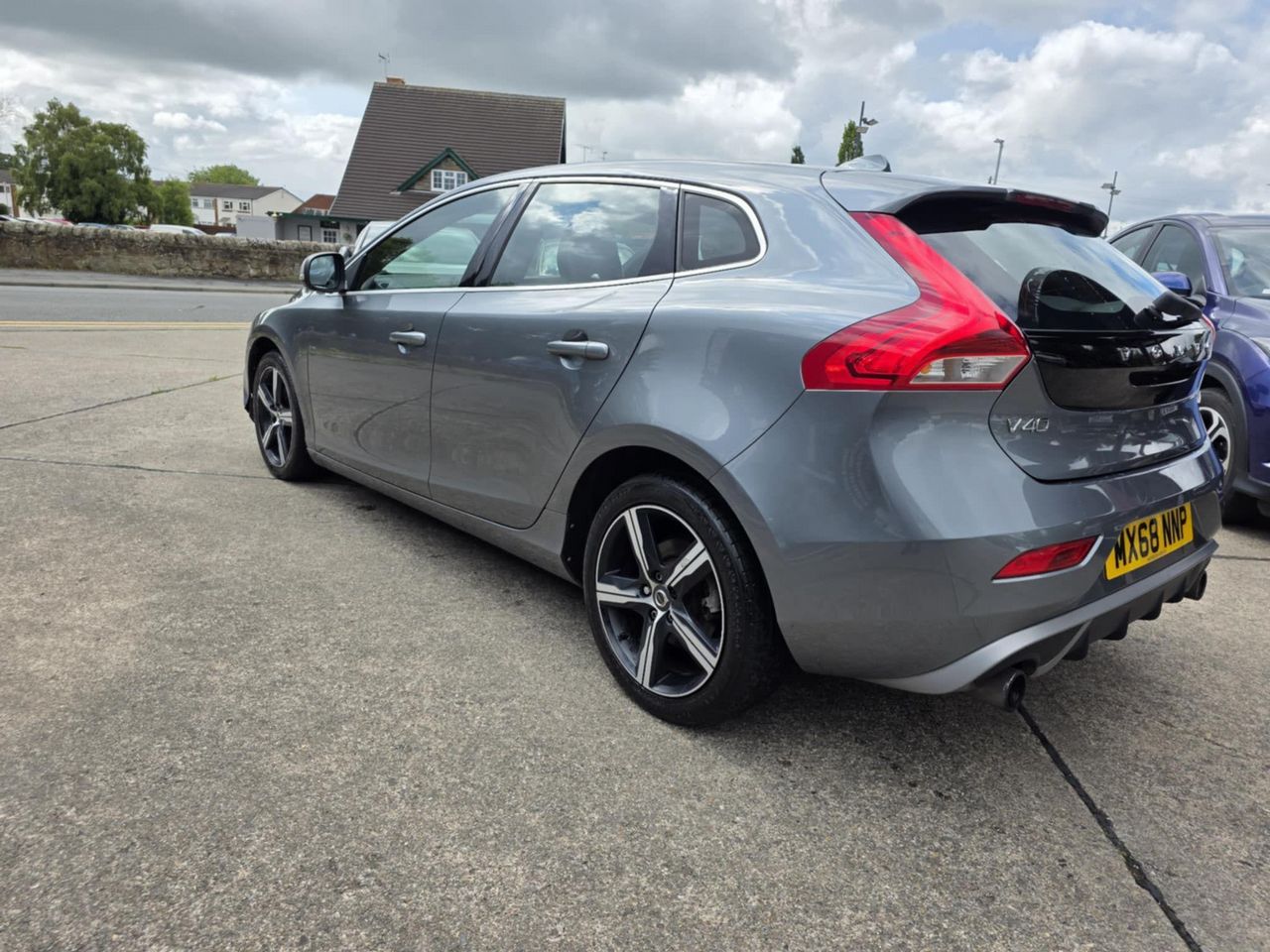 Volvo V40 2.0 T2 R-Design Euro 6 (s/s) 5dr - Picture 4 of 21