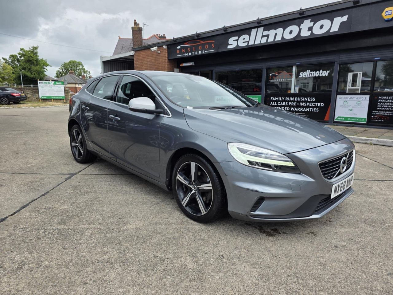 Volvo V40 2.0 T2 R-Design Euro 6 (s/s) 5dr - Picture 6 of 21