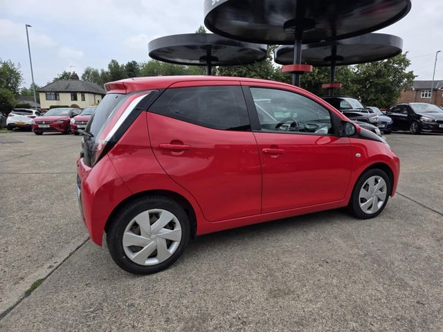 Toyota AYGO 1.0 VVT-i x-play Euro 6 5dr (2017) - Picture 16