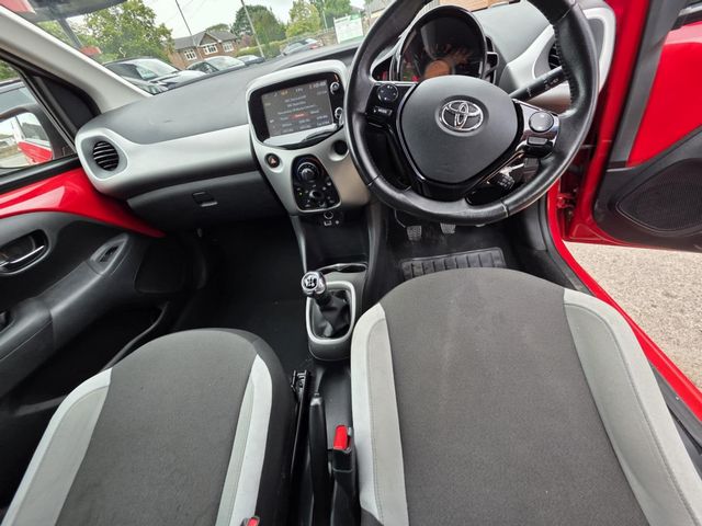 Toyota AYGO 1.0 VVT-i x-play Euro 6 5dr (2017) - Picture 17