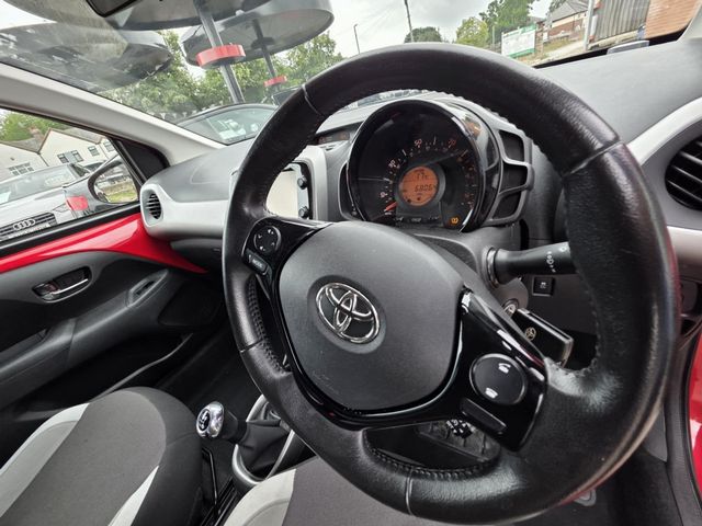 Toyota AYGO 1.0 VVT-i x-play Euro 6 5dr (2017) - Picture 21