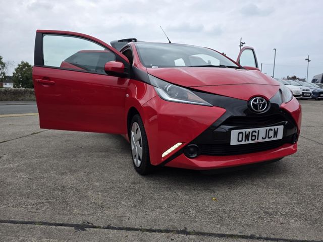 Toyota AYGO 1.0 VVT-i x-play Euro 6 5dr (2017) - Picture 6