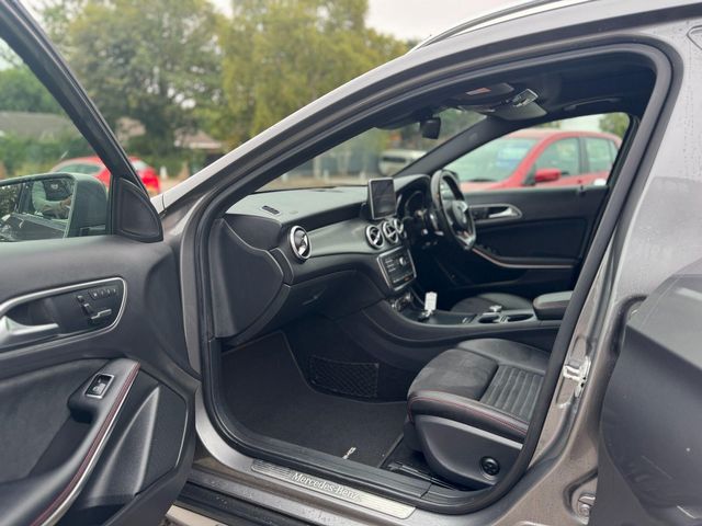 Mercedes-Benz GLA 2.1 GLA220d AMG Line (Premium Plus) 7G-DCT 4MATIC Euro 6 (s/s) 5dr (2015) - Picture 12