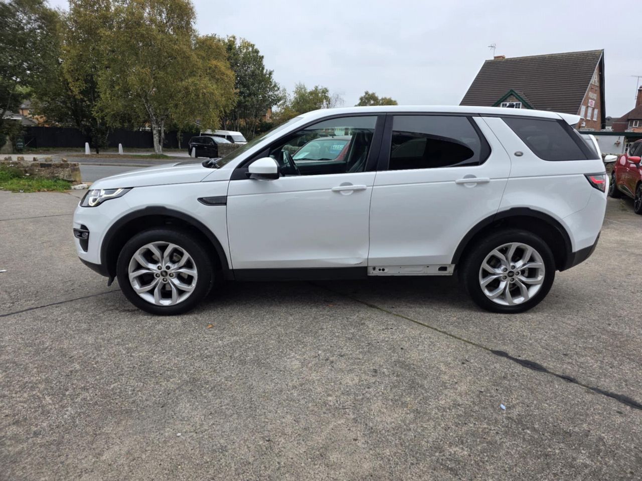 Land Rover Discovery Sport 2.0 TD4 HSE Auto 4WD Euro 6 (s/s) 5dr - Picture 10 of 23