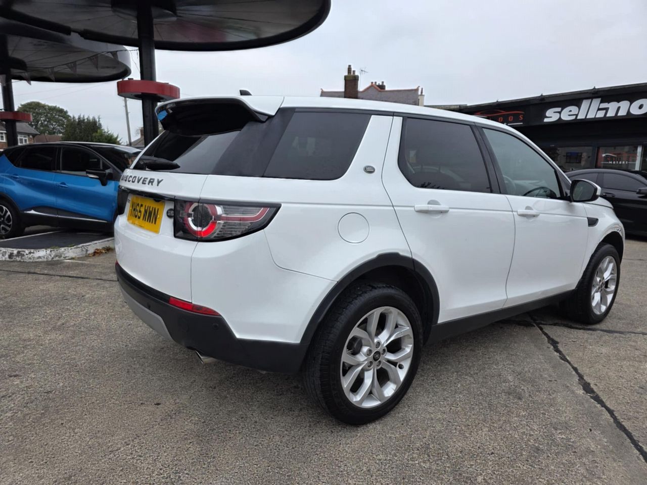 Land Rover Discovery Sport 2.0 TD4 HSE Auto 4WD Euro 6 (s/s) 5dr - Picture 16 of 23