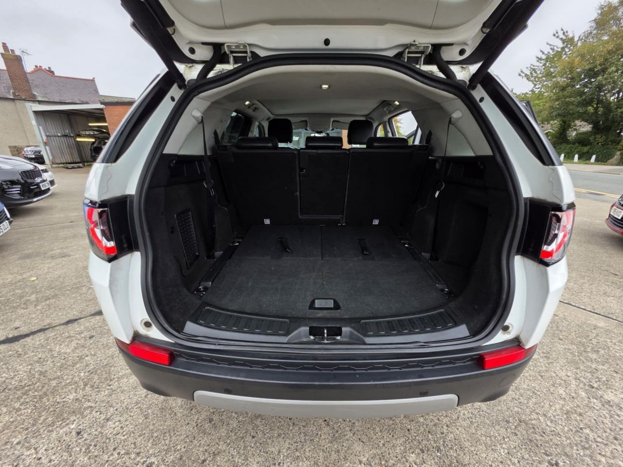 Land Rover Discovery Sport 2.0 TD4 HSE Auto 4WD Euro 6 (s/s) 5dr - Picture 22 of 23