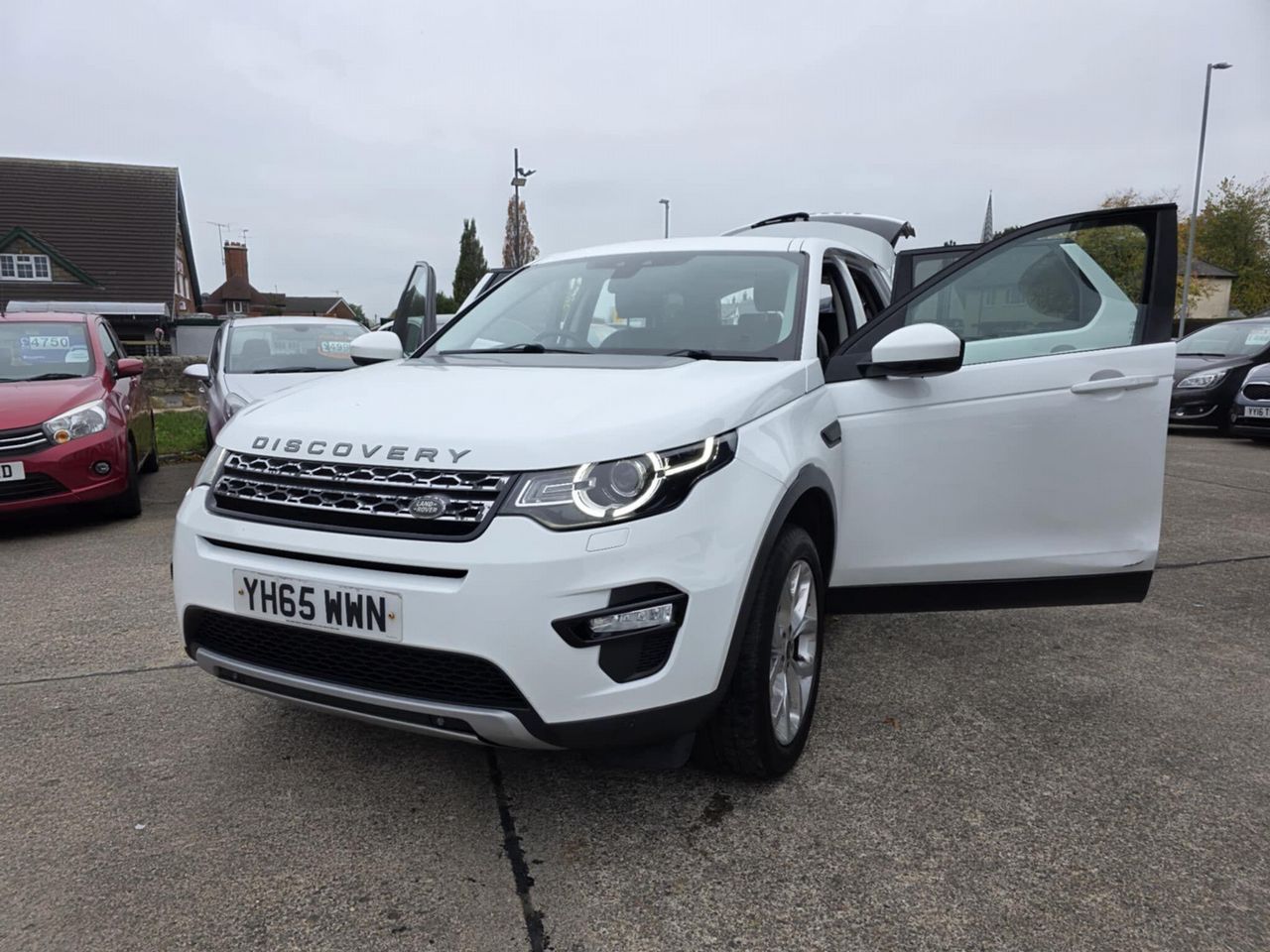 Land Rover Discovery Sport 2.0 TD4 HSE Auto 4WD Euro 6 (s/s) 5dr - Picture 3 of 23