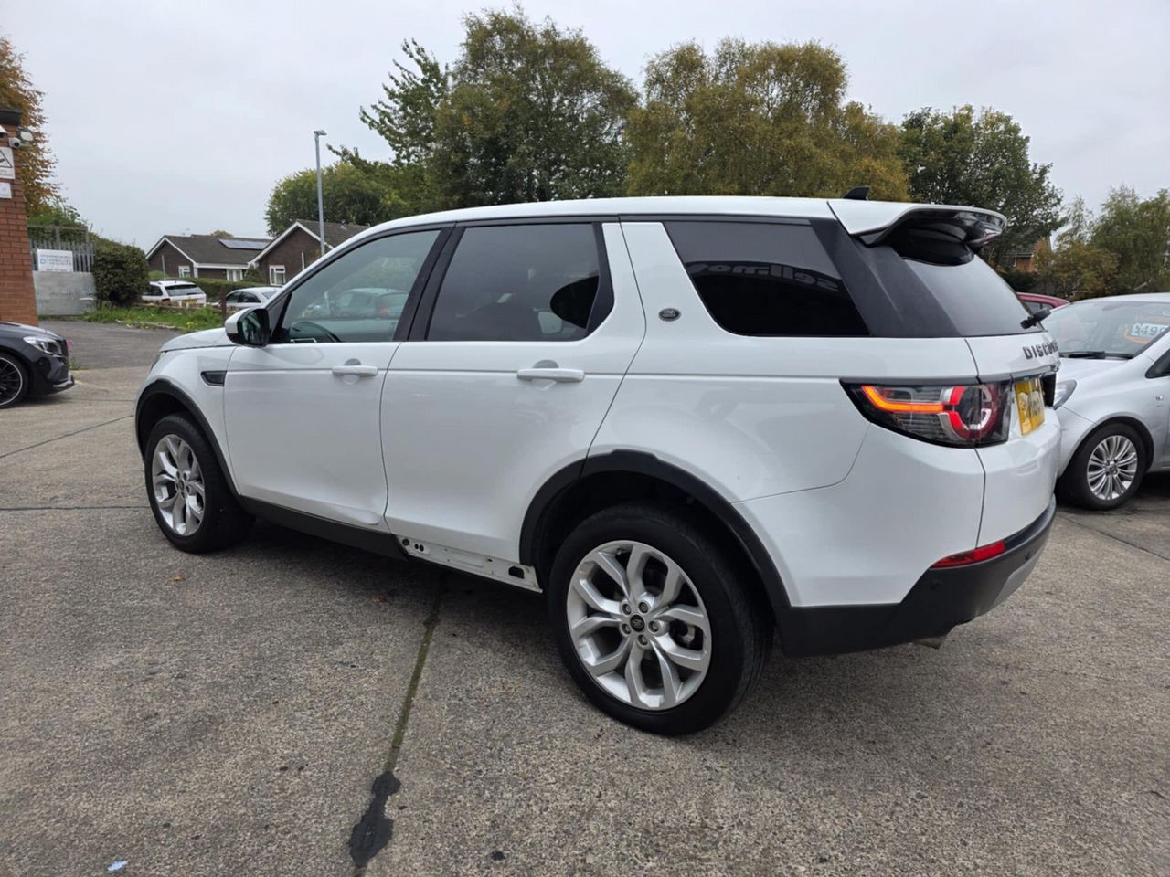 Land Rover Discovery Sport 2.0 TD4 HSE Auto 4WD Euro 6 (s/s) 5dr - Picture 4 of 23