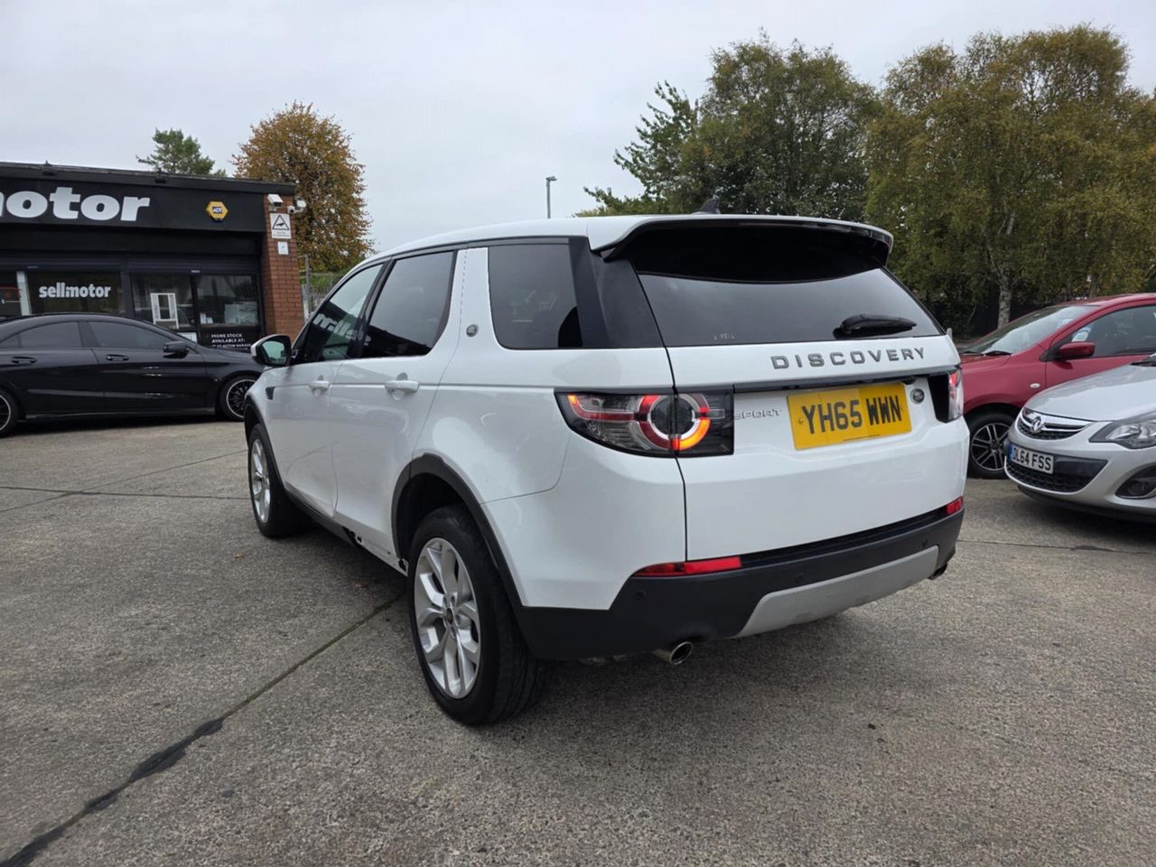 Land Rover Discovery Sport 2.0 TD4 HSE Auto 4WD Euro 6 (s/s) 5dr - Picture 9 of 23