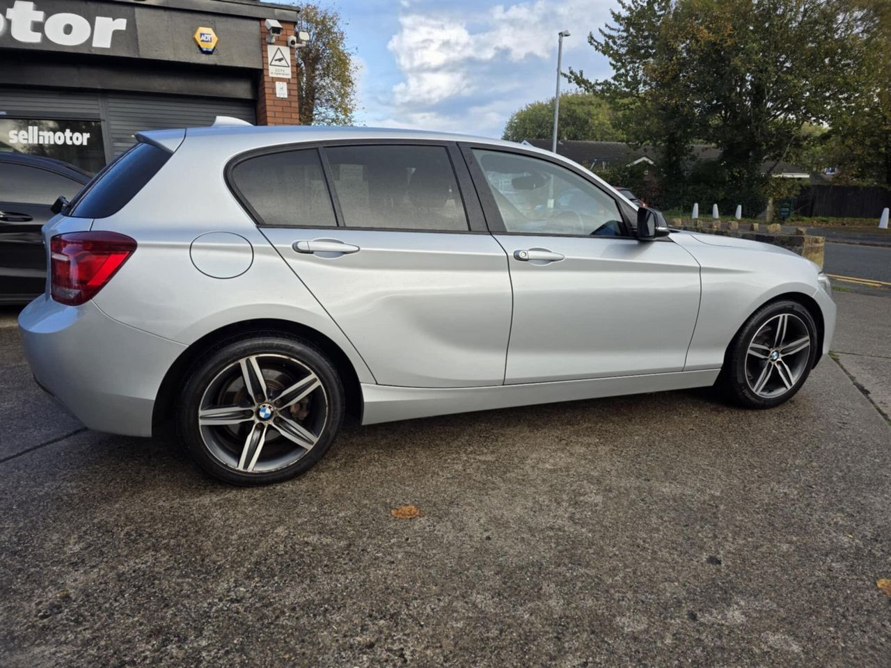 BMW 1 Series 2.0 120d Sport Euro 5 (s/s) 5dr - Picture 12 of 20