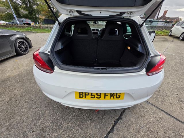 Volkswagen Scirocco 1.4 TSI DSG Euro 5 3dr (2009) - Picture 16