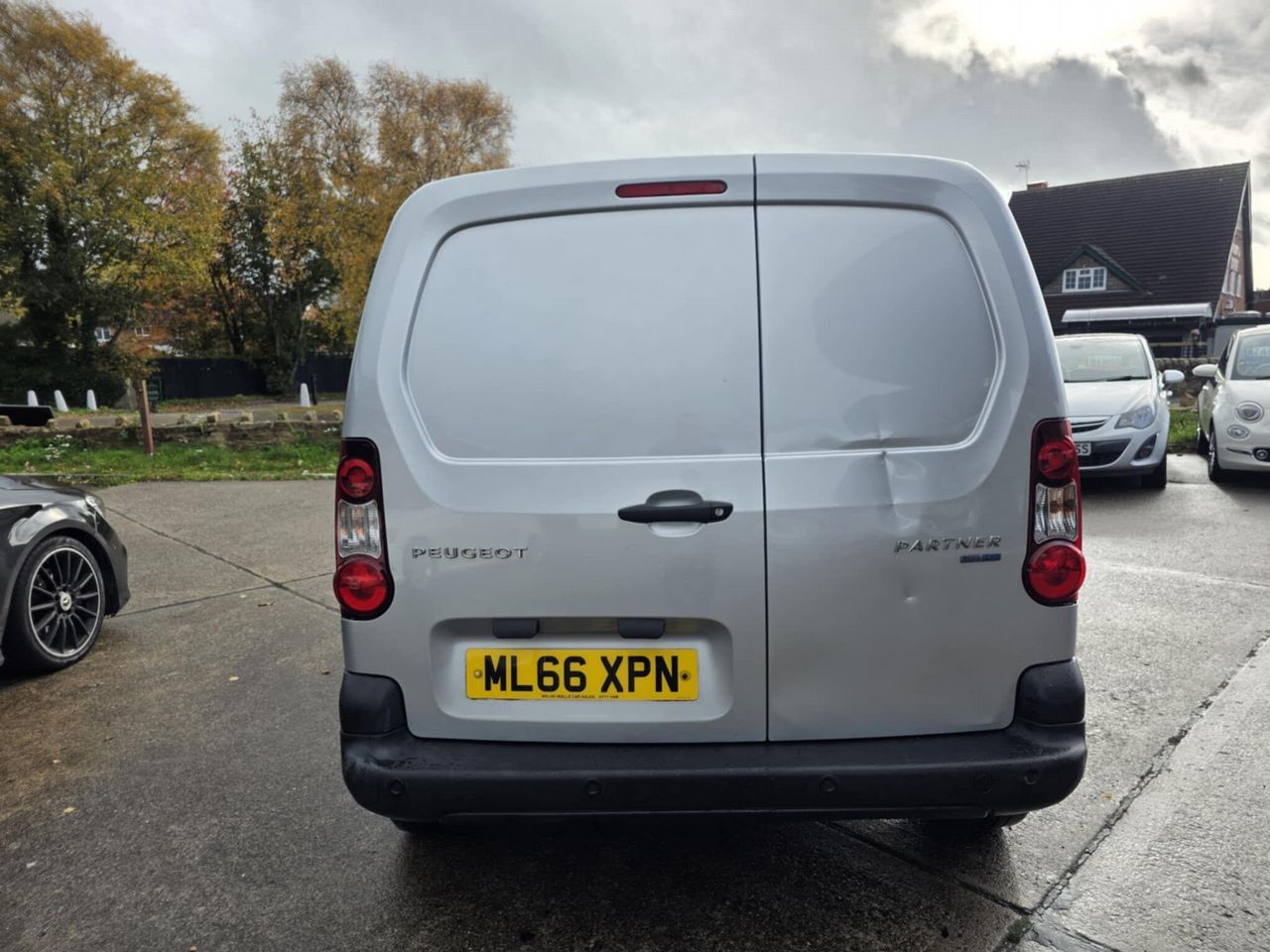 Peugeot Partner 1.6 BlueHDi 854 Professional L1 5dr - Picture 1 of 19