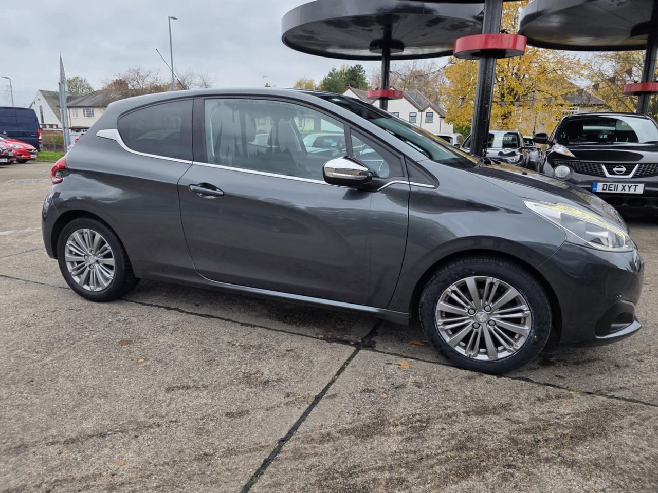 Peugeot 208 1.2 PureTech Allure Euro 6 3dr - Picture 10 of 12