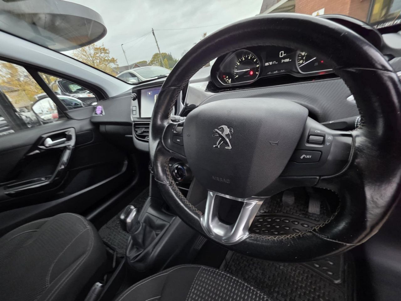Peugeot 208 1.2 PureTech Allure Euro 6 3dr - Picture 11 of 12