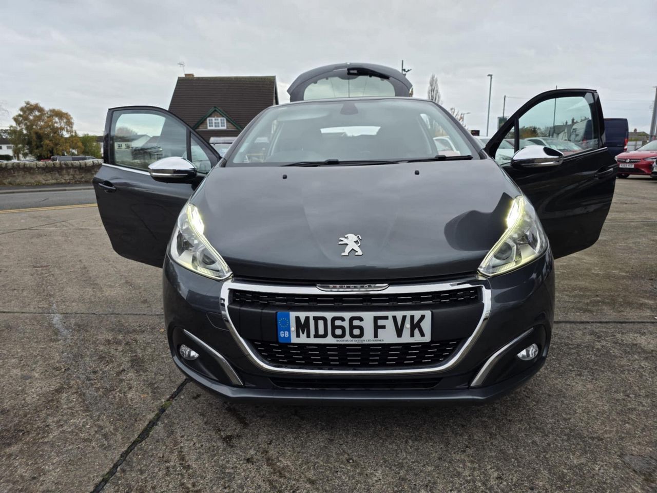 Peugeot 208 1.2 PureTech Allure Euro 6 3dr - Picture 2 of 12