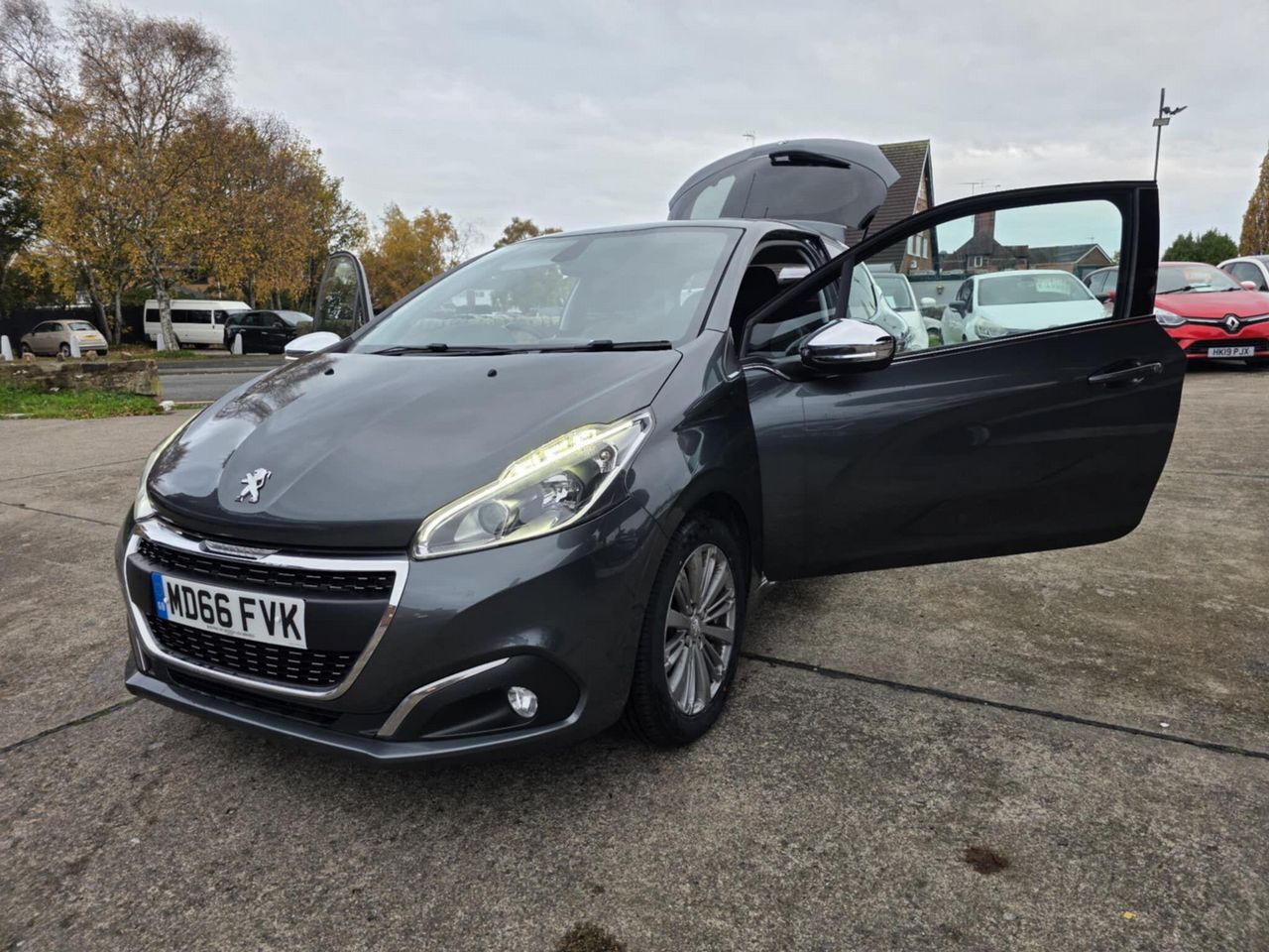 Peugeot 208 1.2 PureTech Allure Euro 6 3dr - Picture 3 of 12