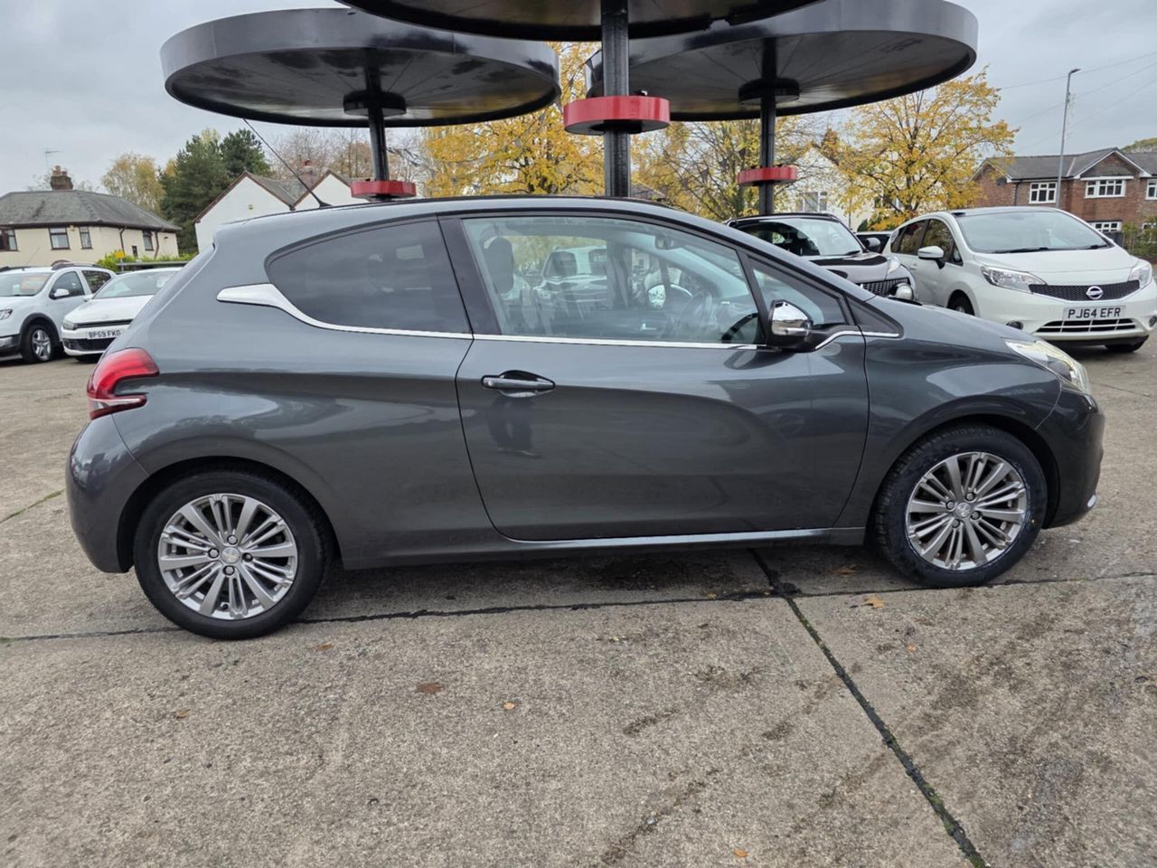 Peugeot 208 1.2 PureTech Allure Euro 6 3dr - Picture 4 of 12