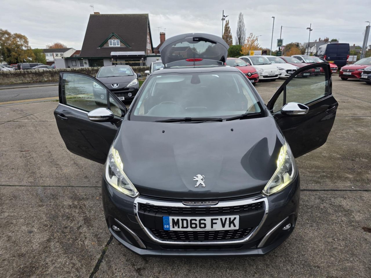 Peugeot 208 1.2 PureTech Allure Euro 6 3dr - Picture 5 of 12