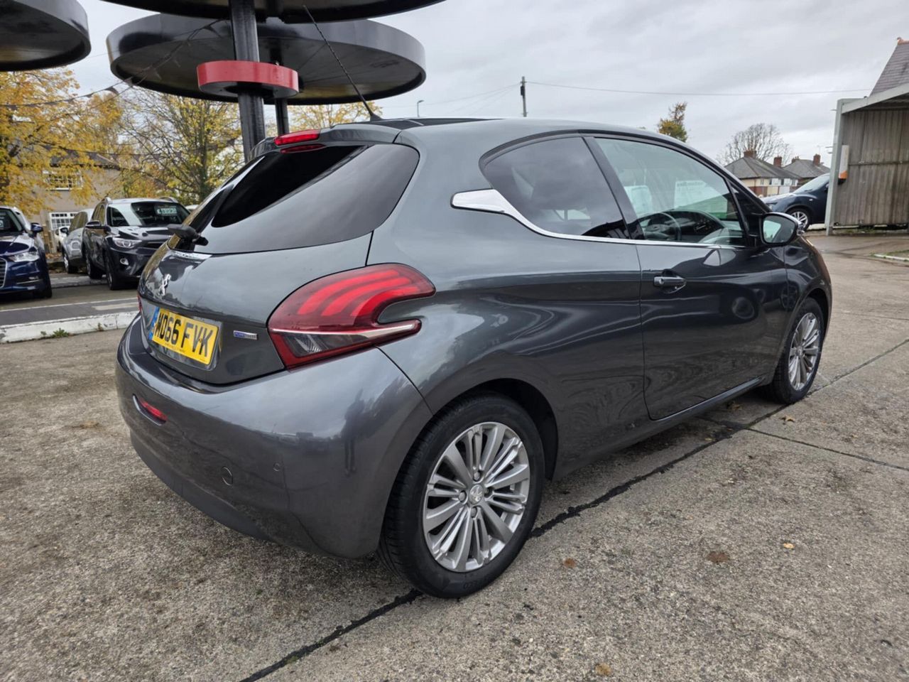 Peugeot 208 1.2 PureTech Allure Euro 6 3dr - Picture 6 of 12