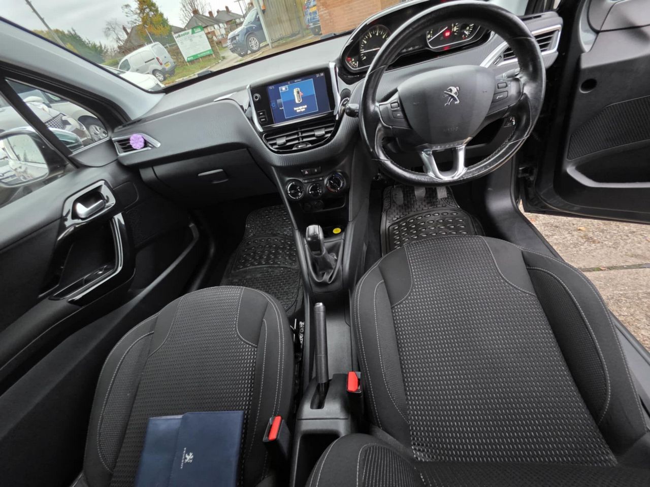 Peugeot 208 1.2 PureTech Allure Euro 6 3dr - Picture 7 of 12