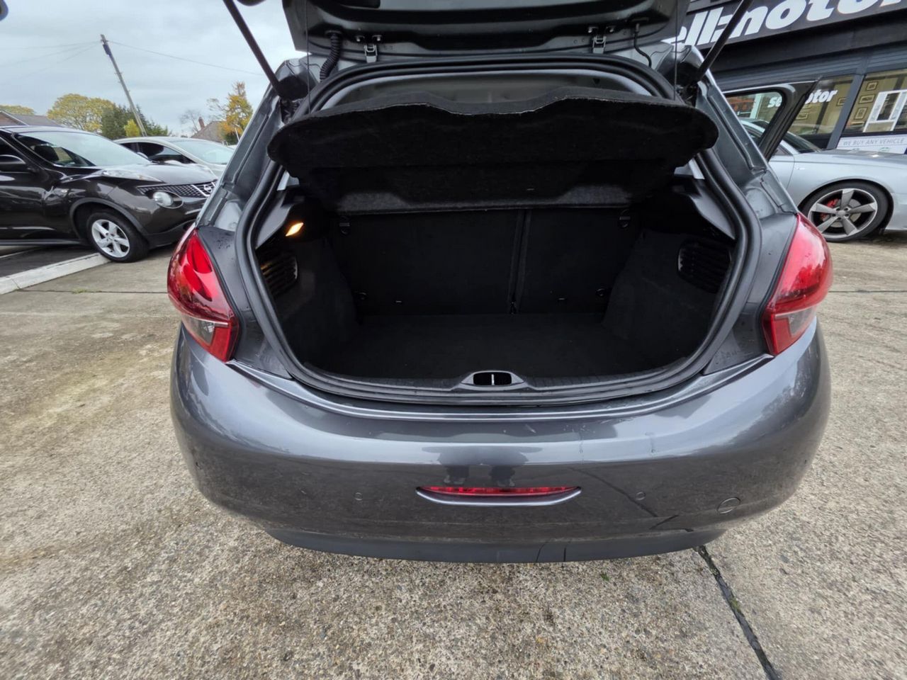 Peugeot 208 1.2 PureTech Allure Euro 6 3dr - Picture 9 of 12