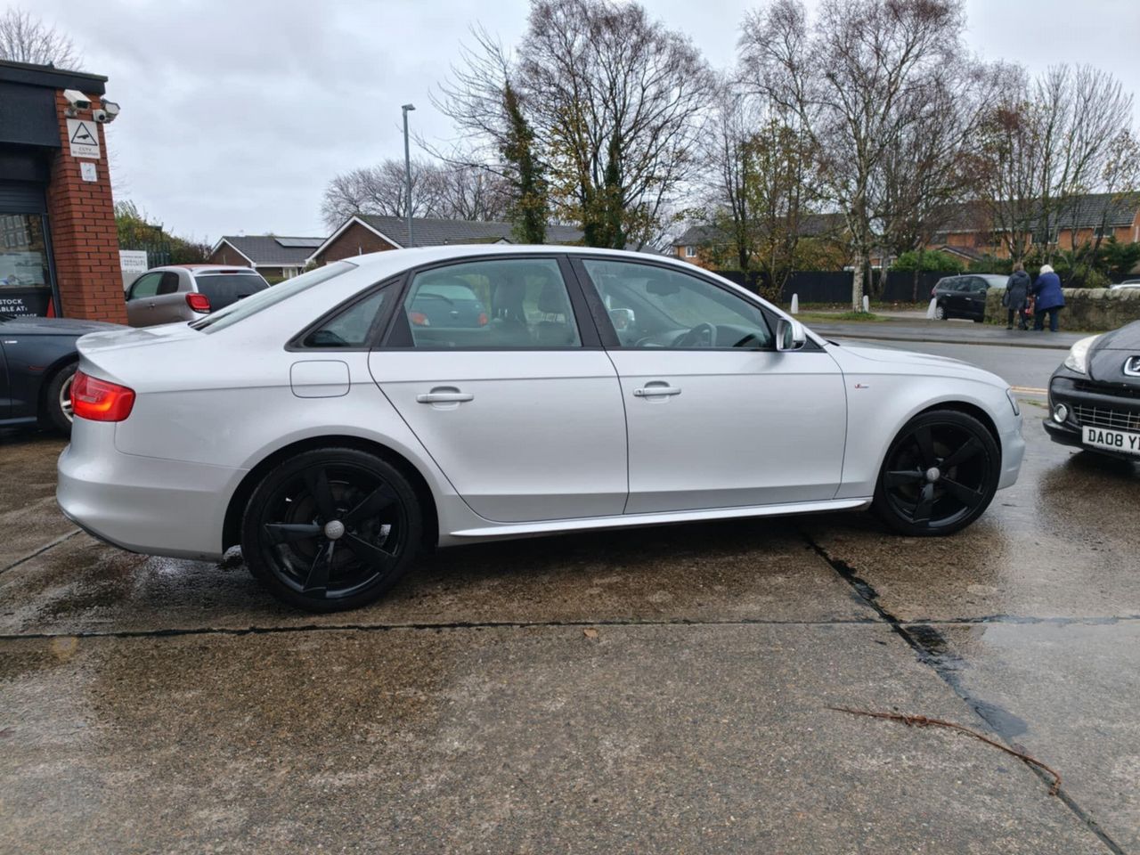 Audi A4 2.0 TDI Black Edition Euro 5 (s/s) 4dr - Picture 13 of 19