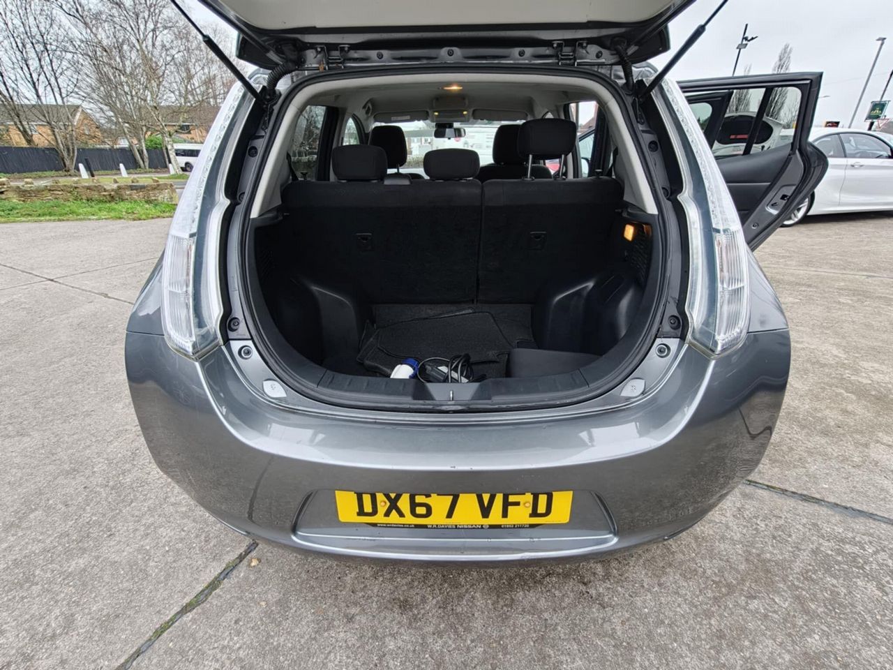 Nissan Leaf 30kWh Acenta Auto 5dr - Picture 18 of 20