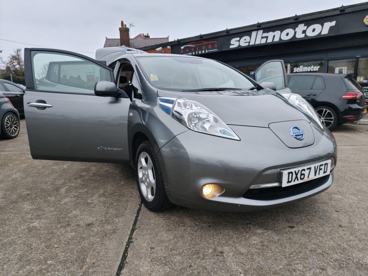 Nissan Leaf 30kWh Acenta Auto 5dr - Picture 1 of 20