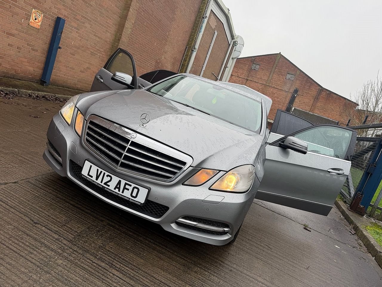 Mercedes-benz E-Class E220 CDI BlueEFFICIENCY SE Auto - Picture 16 of 20
