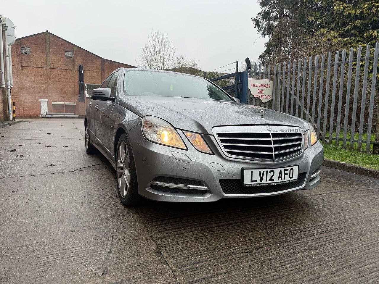 Mercedes-benz E-Class E220 CDI BlueEFFICIENCY SE Auto - Picture 2 of 20