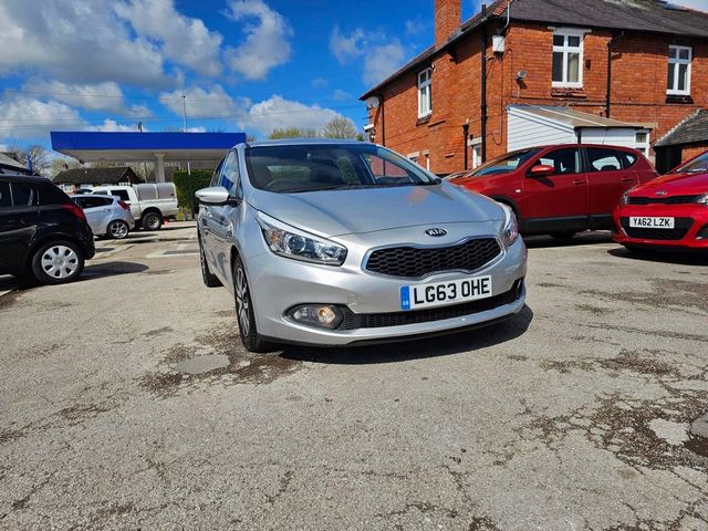 Kia Ceed 1.4 CRDi 1 Euro 5 5dr (2013) - Picture 2