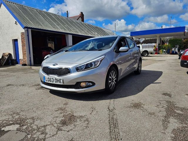 Kia Ceed 1.4 CRDi 1 Euro 5 5dr (2013) - Picture 4