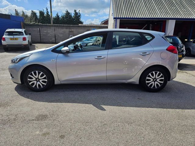 Kia Ceed 1.4 CRDi 1 Euro 5 5dr (2013) - Picture 6