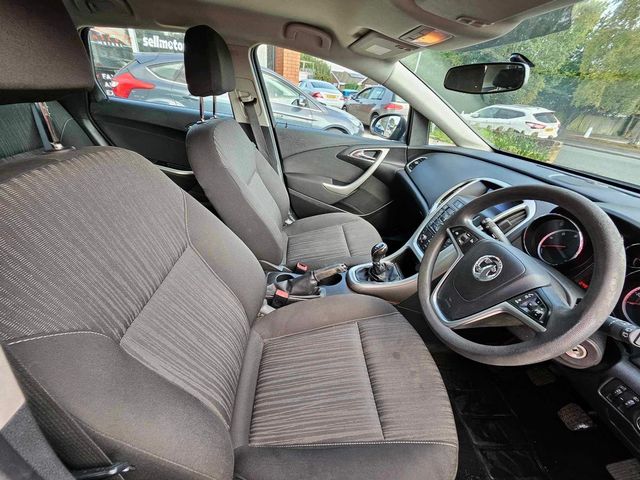 Vauxhall Astra 1.7 CDTi ecoFLEX Exclusiv Sports Tourer Euro 5 (s/s) 5dr (2012) - Picture 16