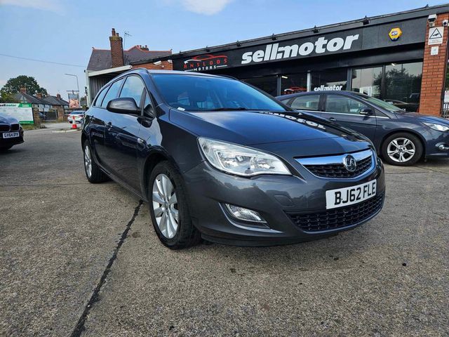 Vauxhall Astra 1.7 CDTi ecoFLEX Exclusiv Sports Tourer Euro 5 (s/s) 5dr (2012) - Picture 2