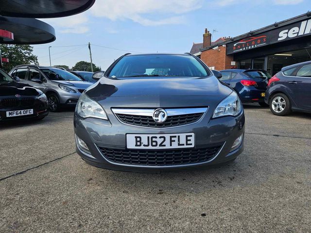 Vauxhall Astra 1.7 CDTi ecoFLEX Exclusiv Sports Tourer Euro 5 (s/s) 5dr (2012) - Picture 3