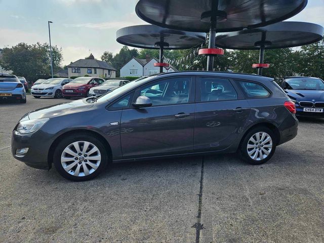 Vauxhall Astra 1.7 CDTi ecoFLEX Exclusiv Sports Tourer Euro 5 (s/s) 5dr (2012) - Picture 6