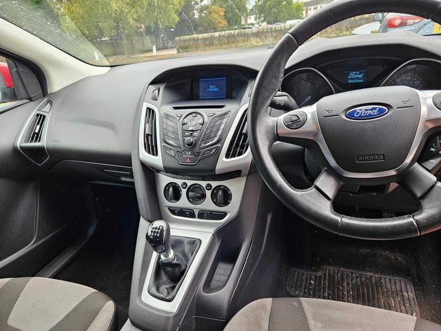 Ford Focus 1.0T EcoBoost Zetec Euro 5 (s/s) 5dr (2012) - Picture 11