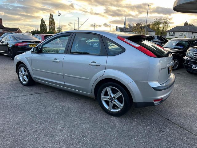 Ford Focus 1.8 TDCi Zetec Climate 5dr (2008) - Picture 7