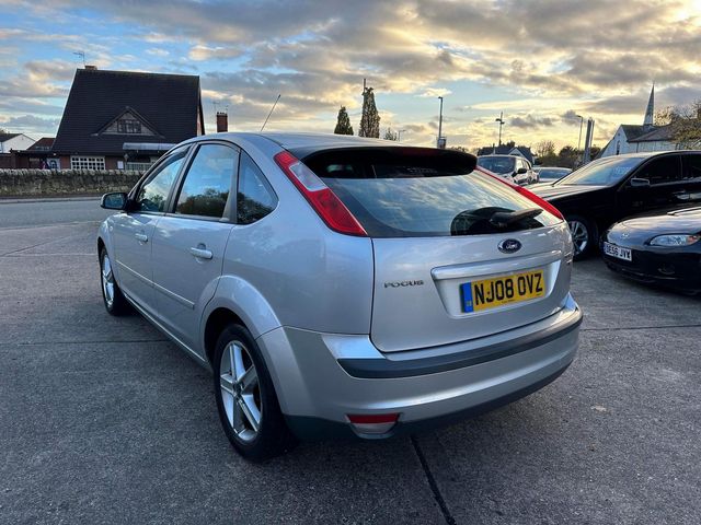 Ford Focus 1.8 TDCi Zetec Climate 5dr (2008) - Picture 8