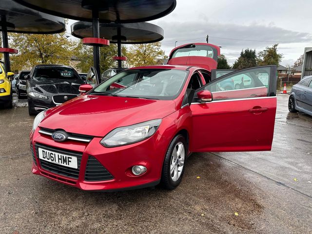 Ford Focus 1.6 Zetec Euro 5 5dr (2011) - Picture 18