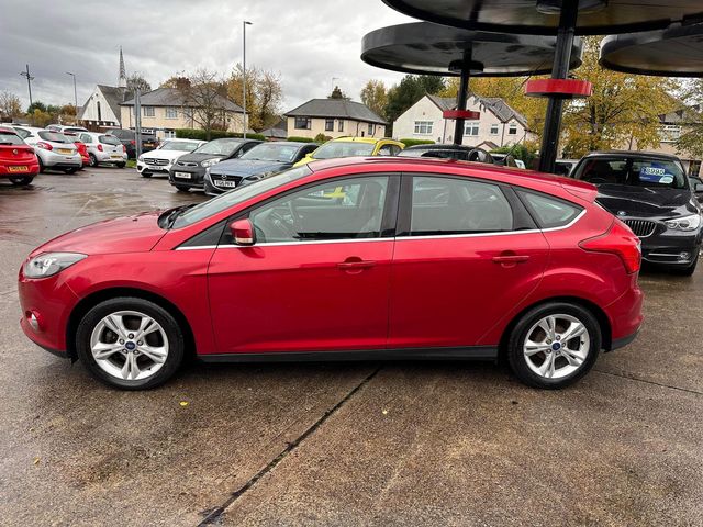 Ford Focus 1.6 Zetec Euro 5 5dr (2011) - Picture 6