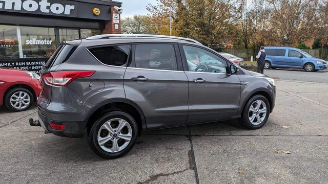 Ford Kuga 2.0 TDCi Zetec Powershift AWD Euro 5 5dr (2014) - Picture 10