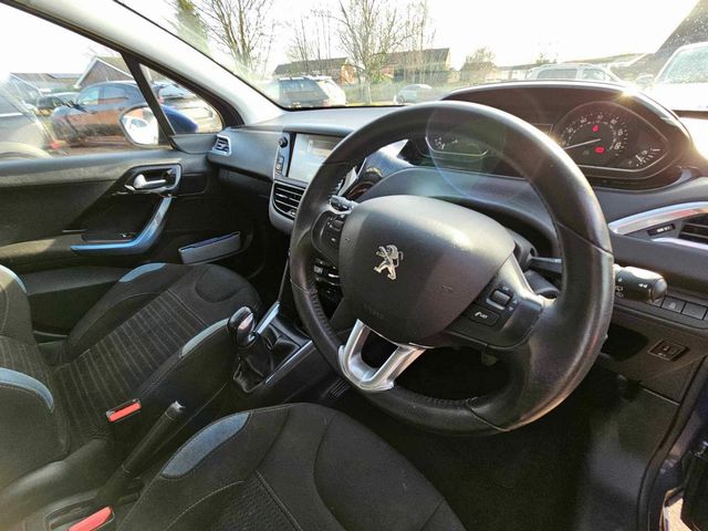 Peugeot 208 1.4 HDi Intuitive Euro 5 5dr (2013) - Picture 13